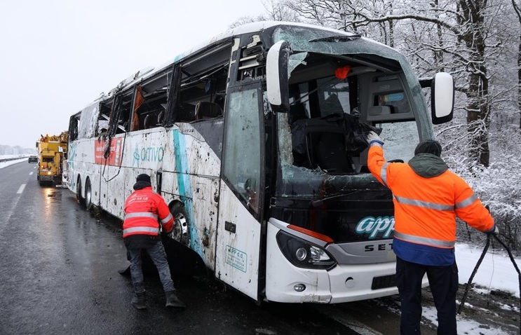Na autocesti kod Jastrebarskog prevrnuo se autobus: Ima povrijeđenih